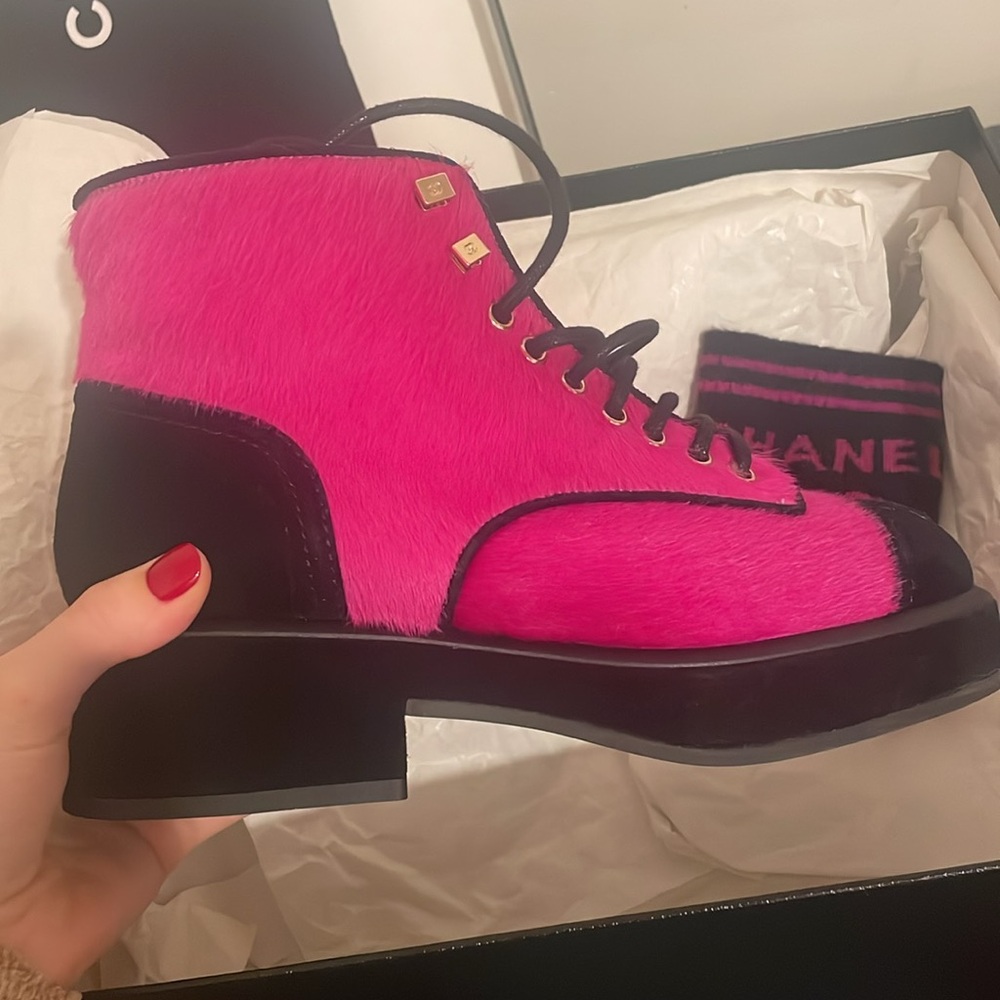 Authentic NEW Chanel Women's Fuchsia shearling lined booties - Picture 2 of 10